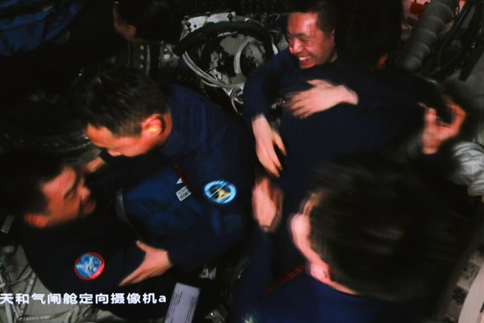 中国航天史上第 5 次太空会师！70 后 80 90 后航天员齐聚天宫  第3张