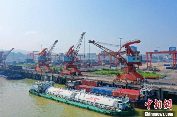 广西首单内河港口边境小额贸易物流在梧州赤水港顺利通关  第1张