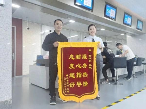 经开区政务大厅为何接连收到多面锦旗？背后原因令人感动  第1张