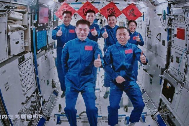 中国航天史上第 5 次太空会师！70 后 80 后 90 后航天员齐聚天宫
