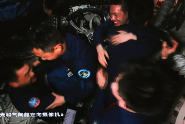 中国航天史上第 5 次太空会师！70 后 80 90 后航天员齐聚天宫  第2张