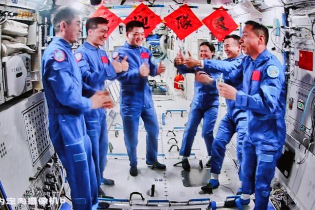 中国航天史上第 5 次太空会师！70 后 80 90 后航天员齐聚天宫  第3张