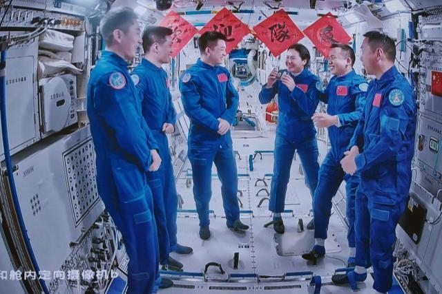 中国航天史上第 5 次太空会师！70 后 80 90 后航天员齐聚天宫  第4张