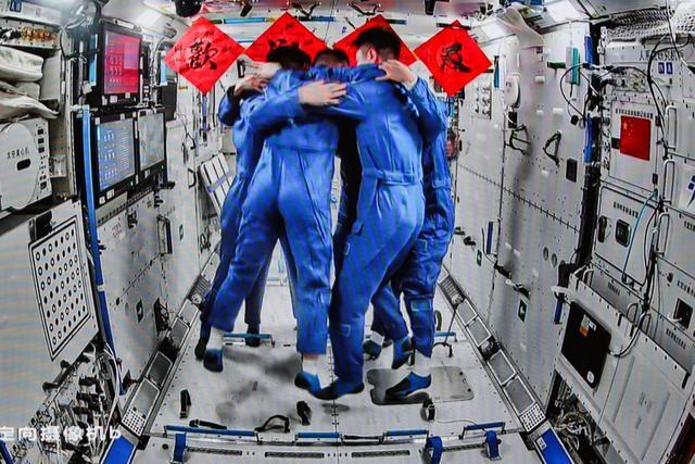 中国航天史上第 5 次太空会师！70 后 80 90 后航天员齐聚天宫  第5张