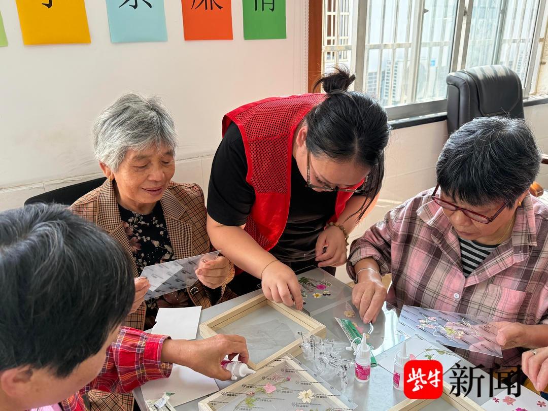 压花相框 DIY：社区老人的创意盛宴，廉洁文化的巧妙融入  第2张