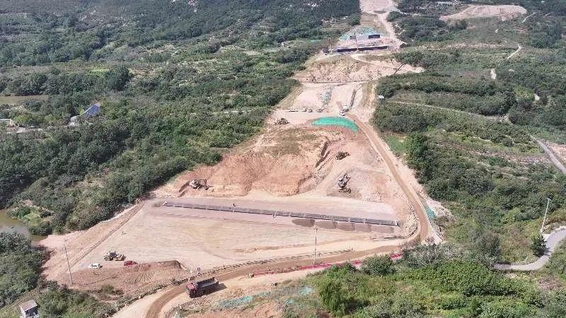 董梁高速日照段施工现场：机器轰鸣，大干快上  第2张