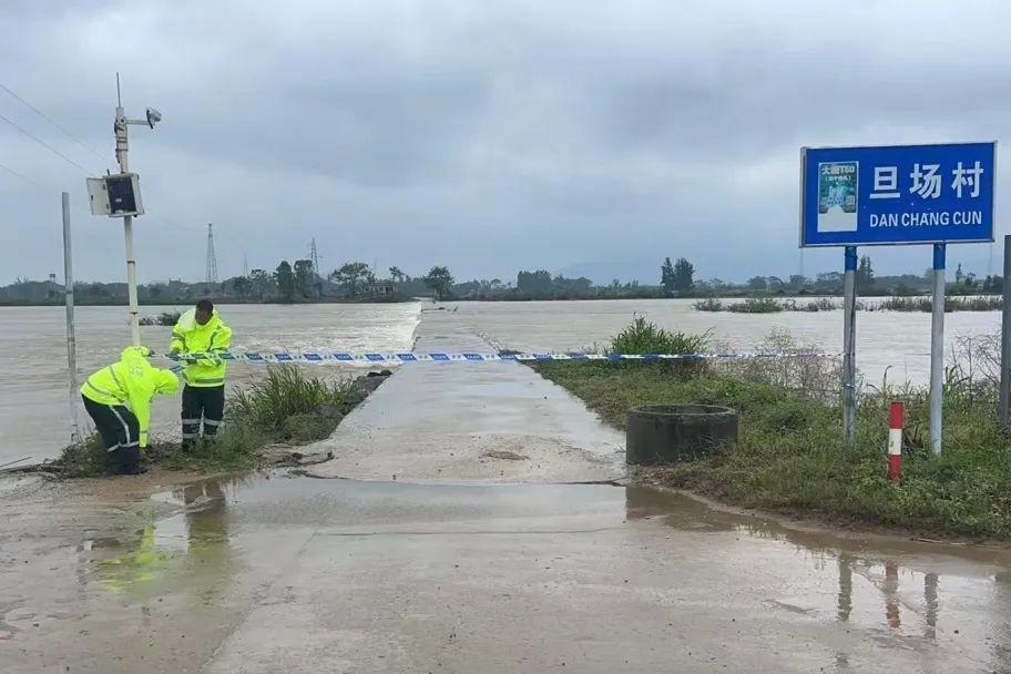东方公安在风雨中坚守一线，为群众安全出行保驾护航  第2张