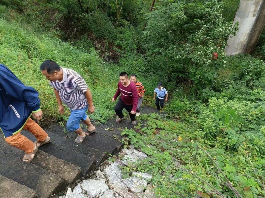 东方公安在风雨中坚守一线，为群众安全出行保驾护航  第3张