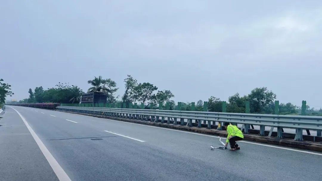 东方公安在风雨中坚守一线，为群众安全出行保驾护航  第4张