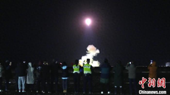 3、2、1，点火！神舟十九号载人飞船成功启航，现场女民警感慨万千  第1张