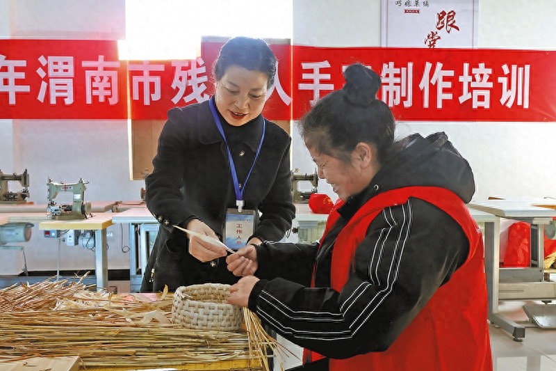 2024年渭南市残疾人手工制作培训：陈春苗教授编织技巧，学员作品或将被收购