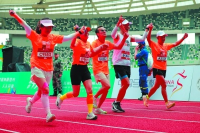 黑暗跑团：视障人士在志愿者陪伴下冲刺终点，笑容背后的无障碍运动奇迹