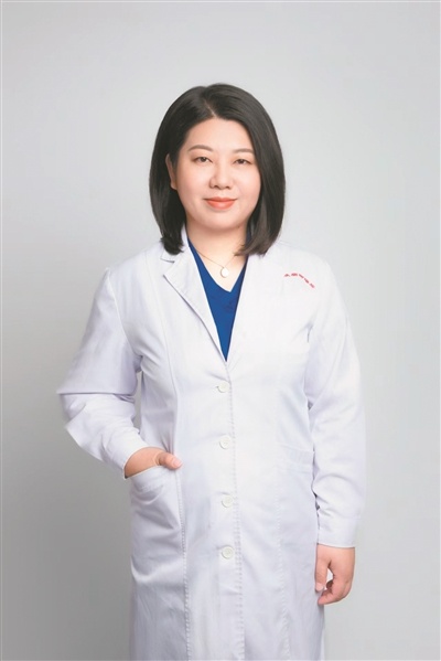 打耳洞后遗症：耳垂疤痕变肉疙瘩，专家提醒爱美需谨慎