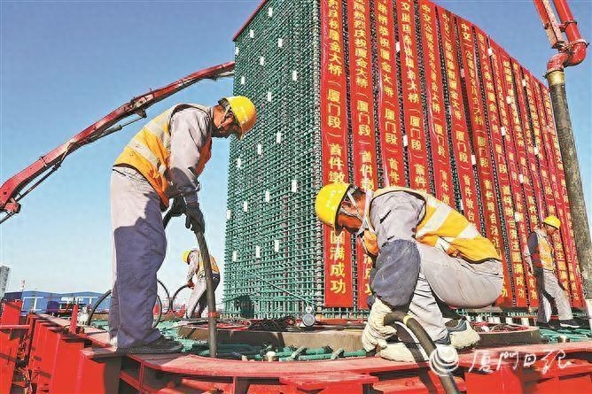 厦金大桥厦门段墩台预制厂首件墩台浇筑启动，2911吨巨无霸将如何支撑起跨海大桥？