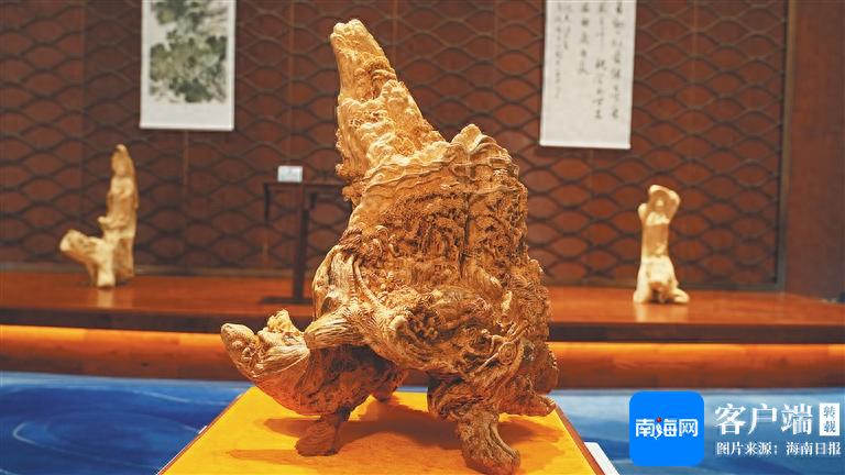 揭秘珍稀沉香黎人采香图背后的故事：收藏家与海南的不解之缘