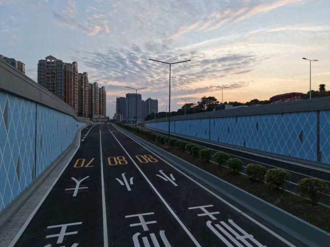 11月30日桑茶快速路东延线茶山通道试开通，辅道沥青路面施工即将启动，市民出行需注意