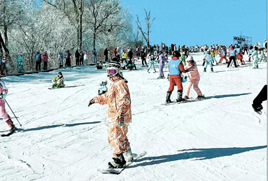 尚志市亚布力：冰雪盛宴背后的秘密，如何以最高标准保障亚冬会赛事与游客体验？  第1张