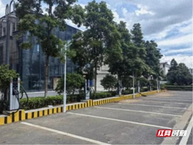 家门口的充电桩：绿色出行新选择，营商环境优化助力高质量发展