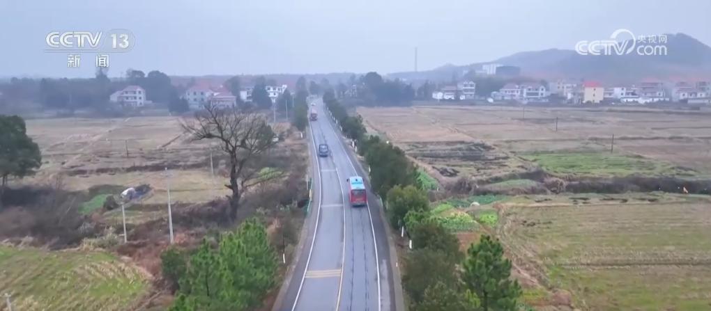 揭秘新时代中国农村公路发展：4.5万个建制村通客车，服务升级引爆乡村新生活  第2张