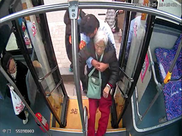 寒冷冬日，公交司机的温暖举动感动全网：他是如何帮助瘫痪老人就医的？