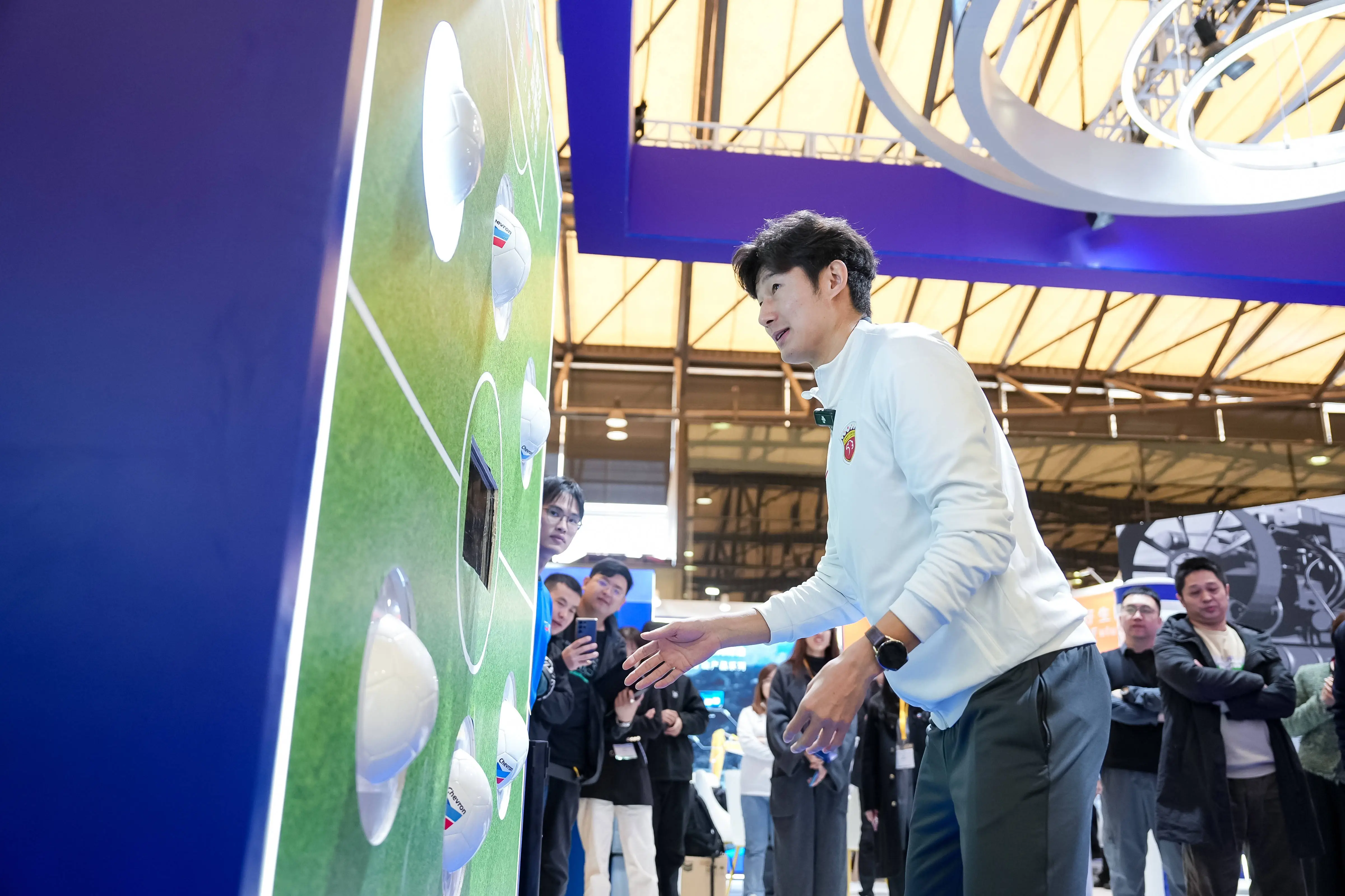 bauma CHINA2024惊现中超巨星！颜骏凌、于海亲临现场，球迷狂欢不止  第3张