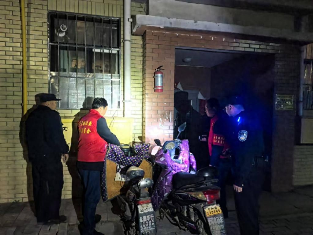 银川70岁老人迷路，社区治安保卫员一眼认出，温暖送回家  第1张