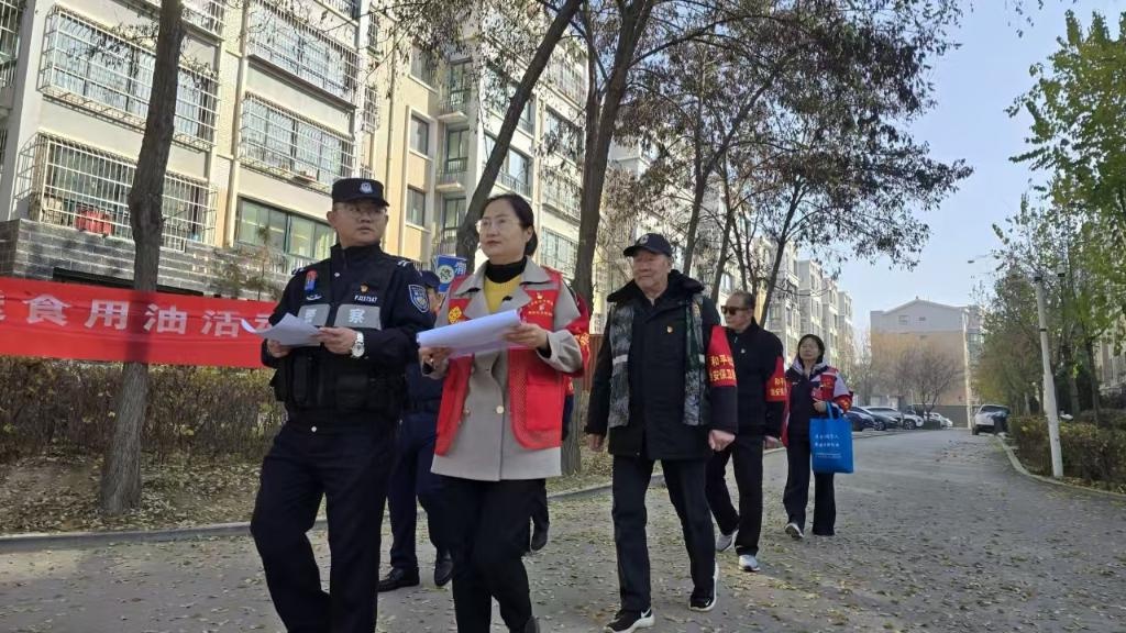 银川70岁老人迷路，社区治安保卫员一眼认出，温暖送回家  第2张
