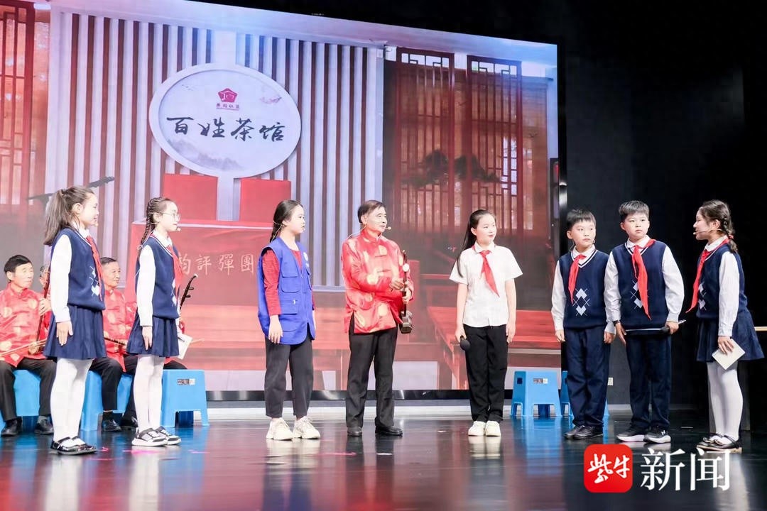 相城望亭：网格员与居民共赴文化盛宴，蓝色马甲点亮幸福生活  第1张