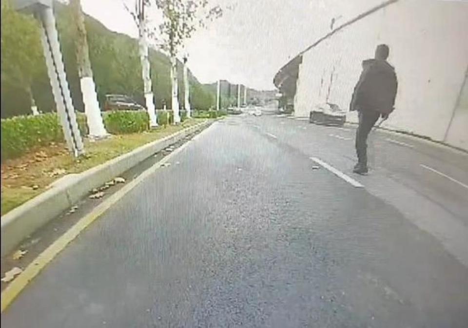 英雄司机倪师傅持撬杠喝退变态男，见义勇为获4000元奖金及永久免管理费，故事感人至深  第2张