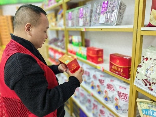 守护舌尖安全：中牟县网格员深入餐饮店，揭秘食品安全背后的故事  第1张
