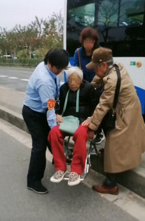 寒冷冬日，上海公交司机的暖心举动，感动全网