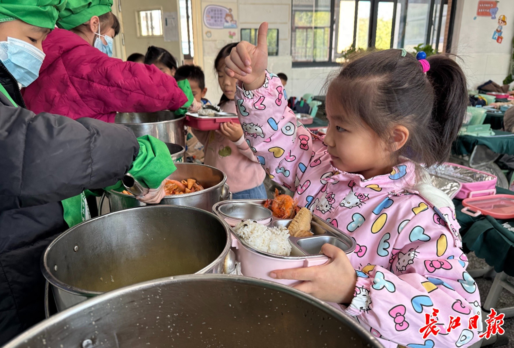 独家揭秘：武汉小学生午餐菜单竟由家长定制，孩子们直呼‘私人订制’
