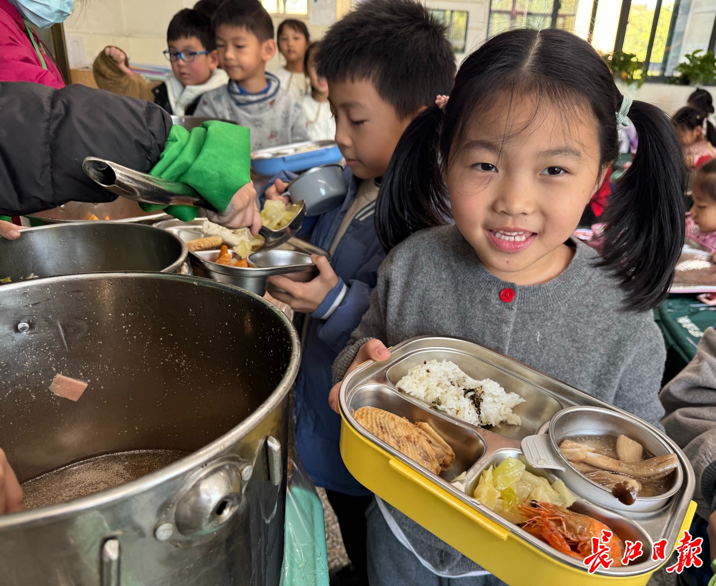 独家揭秘：武汉小学生午餐菜单竟由家长定制，孩子们直呼‘私人订制’  第2张