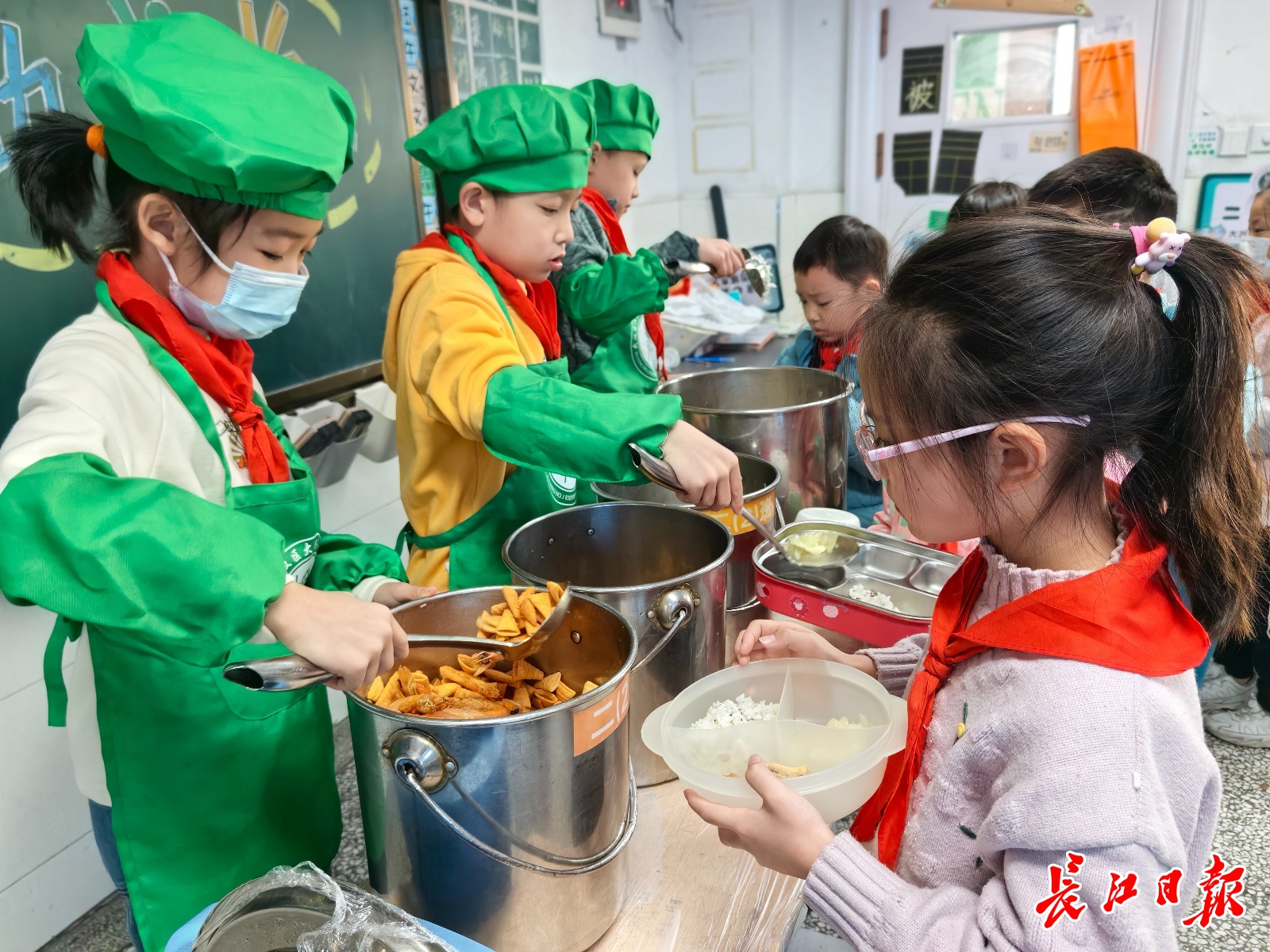 独家揭秘：武汉小学生午餐菜单竟由家长定制，孩子们直呼‘私人订制’  第3张