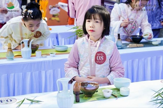 6岁小茶人惊艳全场：20%紧张，80%开心，南宋斗茶会上的茶艺小天才  第3张