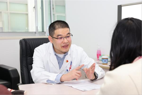 专家义诊现场火爆！21个科室高级别专家亲临，健康服务触手可及  第3张