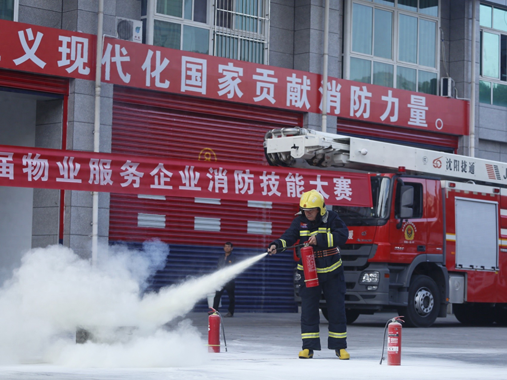 攀枝花市物业行业消防技能竞赛：72名精兵强将同台竞技，速度与力量硬功夫比拼  第1张