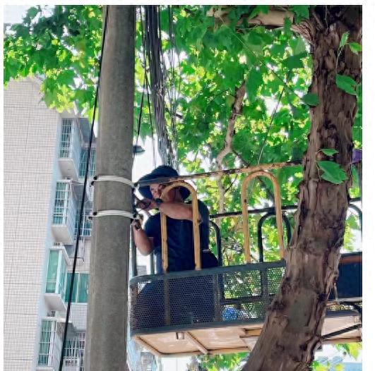 湘江新区望城坡街道点亮路灯，居民夜间出行不再担忧，民生实事暖人心