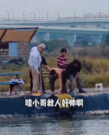 900元捞相机意外救下落水小孩，潜水英雄的举手之劳感动全网  第5张