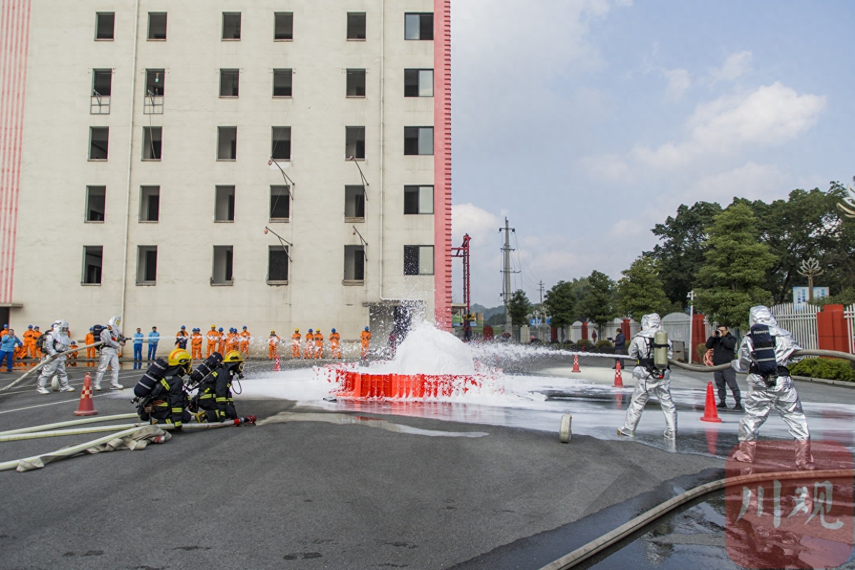 新能源汽车火灾惊魂：一场200人参与的生死时速演练，揭秘锂电池起火背后的真相  第1张