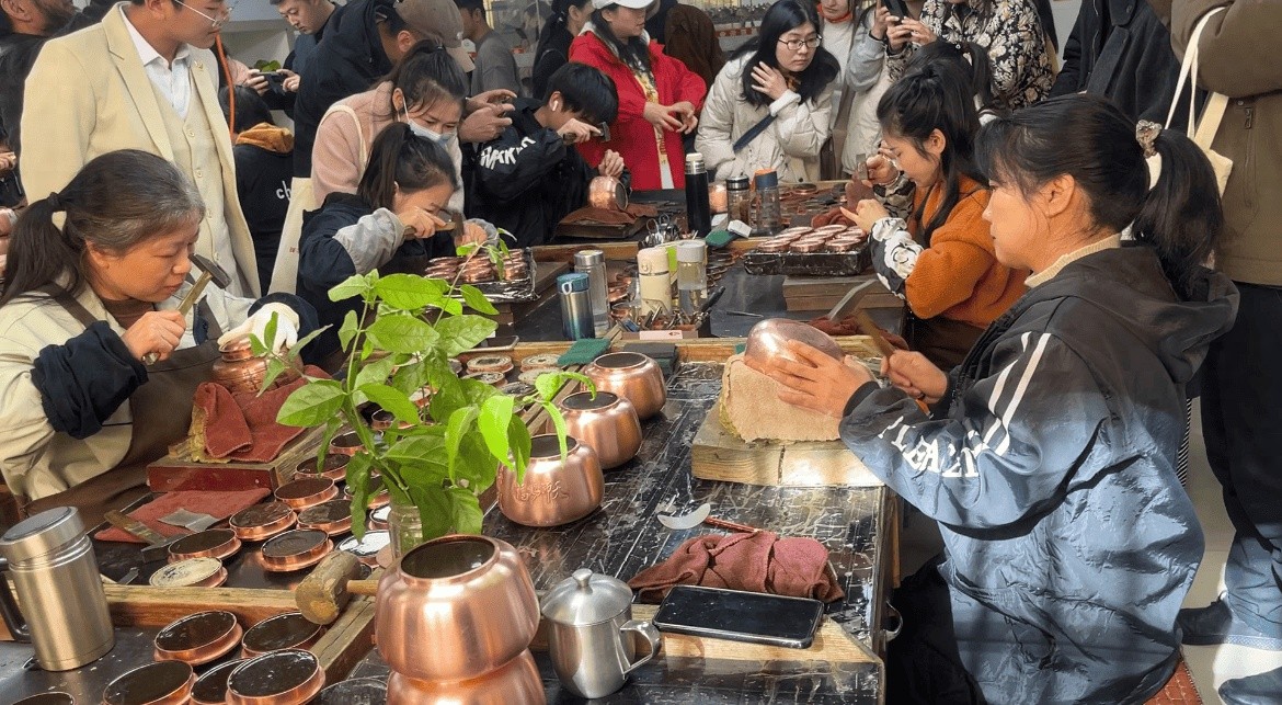 探秘江西贵溪非遗技艺：金属錾刻如何助力乡村振兴，创造千万元奇迹  第1张