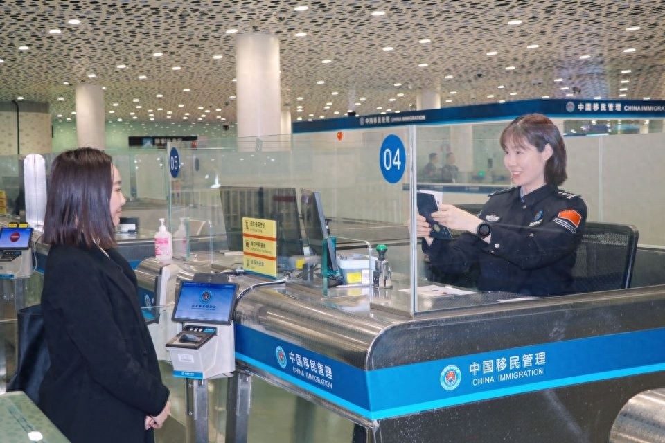 11月30日起，日本等9国旅客免签入境中国，首位免签旅客现身深圳机场