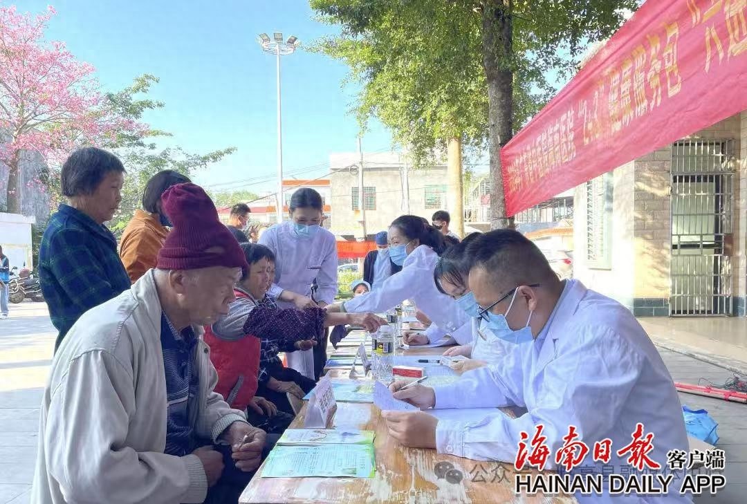 在家门口享受专业医疗服务！临高县中医院义诊活动惠及200余人次  第1张