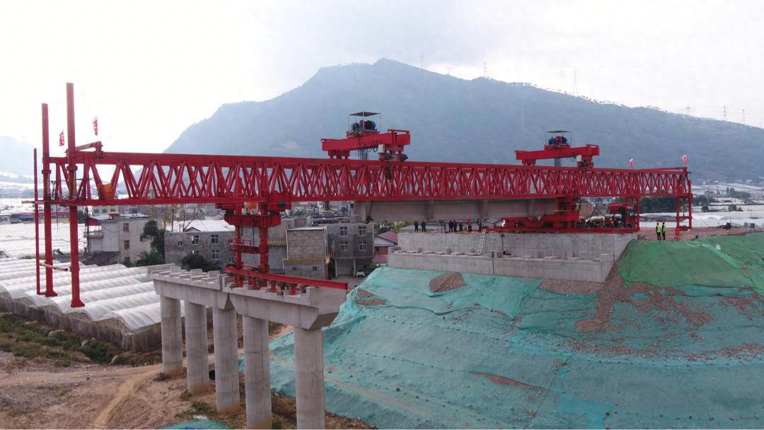 凉山州高速公路建设新突破：西香高速首片T梁架设，宜攀高速隧道施工进入冲刺阶段