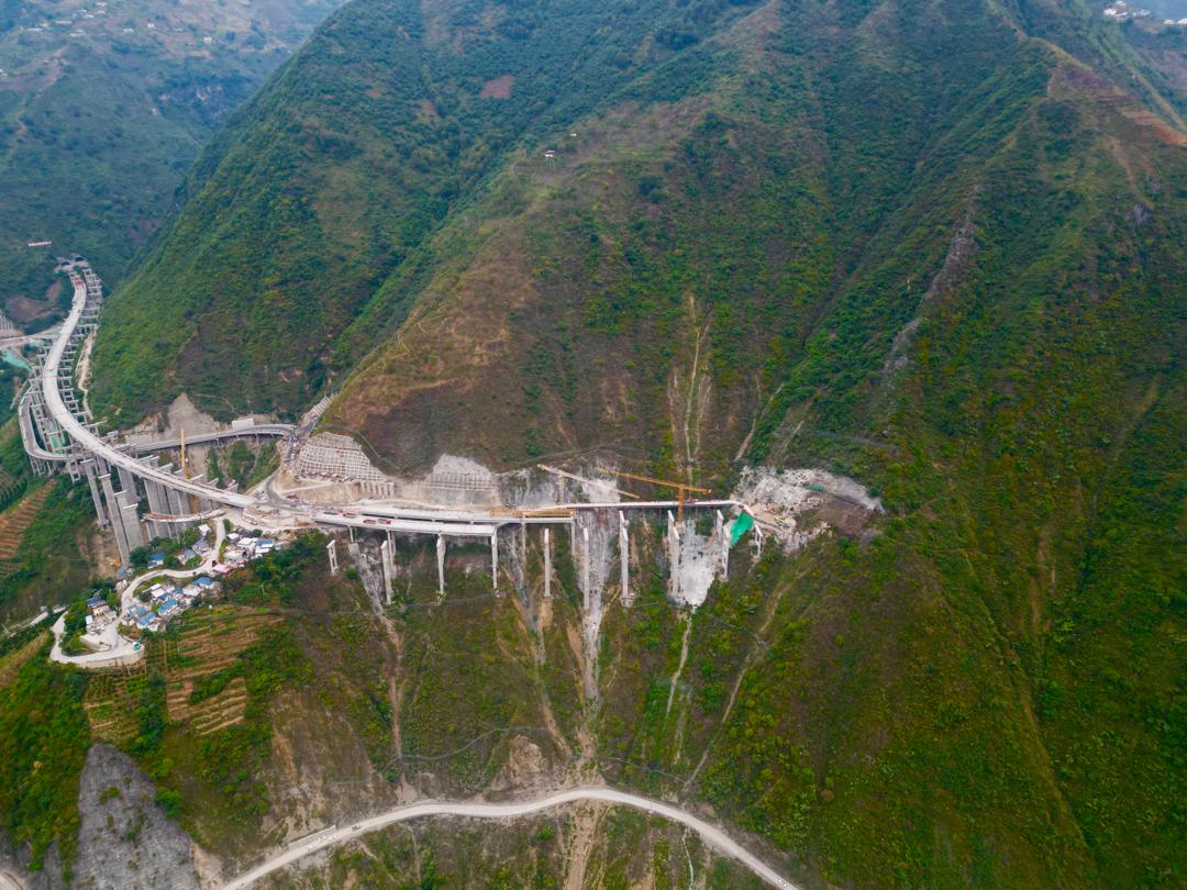 凉山州高速公路建设新突破：西香高速首片T梁架设，宜攀高速隧道施工进入冲刺阶段  第2张