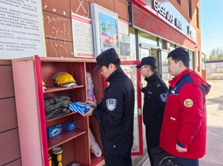 鄠邑分局沣京路派出所深入加油站，安全排查超细致  第1张