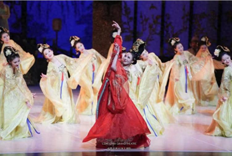 李白舞剧再现盛唐风华，360度转体谢幕惊艳全场，观众直呼：书本里的李白活了  第1张