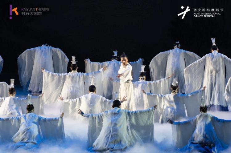 李白舞剧再现盛唐风华，360度转体谢幕惊艳全场，观众直呼：书本里的李白活了  第2张