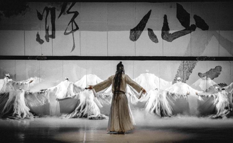 李白舞剧再现盛唐风华，360度转体谢幕惊艳全场，观众直呼：书本里的李白活了  第5张
