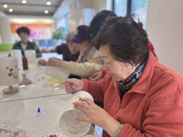 亲手点亮温暖，夜灯传递社区情：一场别开生面的关怀活动